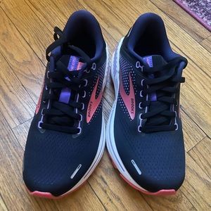 Brand-new, never worn Brooks Adrenaline GTS 22 sneakers!